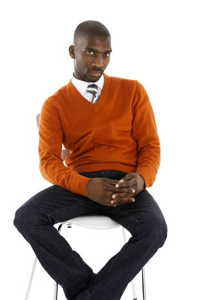 Afrykański mężczyzna biznesmen poważnie siedzi w studio sobie - Zdjęcie, obraz