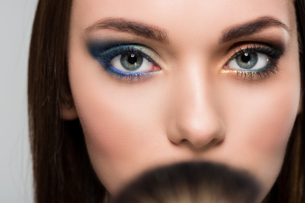 vrouw met kleurrijk geschilderde ogen - Foto, afbeelding