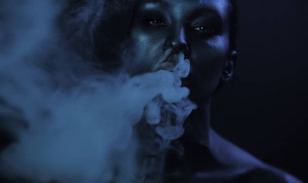 Vape Party, Nightlife. Beautiful Sexy Woman smoking - Foto, Imagem