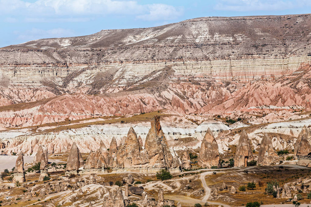 有名な観光地、トルコのカッパドキアの素晴らしいパノラマ景観珍しい岩火山凝灰岩 - 写真・画像