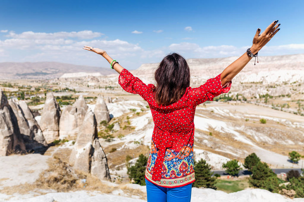 Young happy woman travels alone on beautiful Cappadocia and enjo - Foto, afbeelding