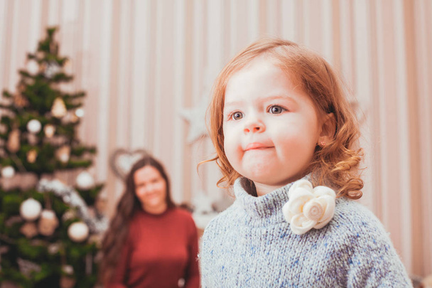 Mom and daughter decorating Christmas tree - Foto, Imagen