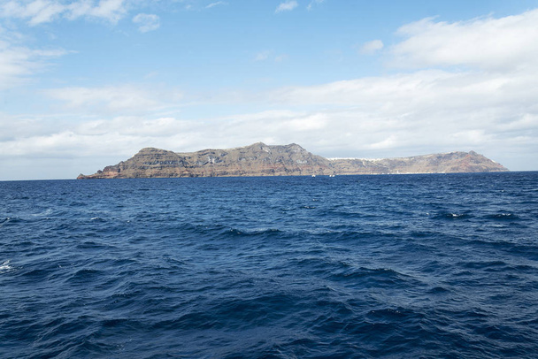 Die Landschaft auf das Meer und die Berge der Insel. - Photo, image