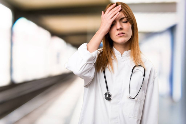 Frustrado jovem médico mulher no hospital
 - Foto, Imagem