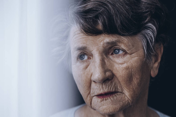 Worried old woman's face - Foto, afbeelding