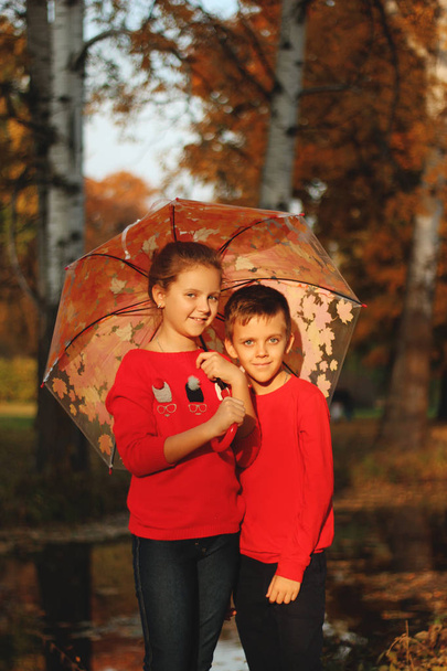 Egy fiú, egy lány, egy esernyő tartó - Fotó, kép