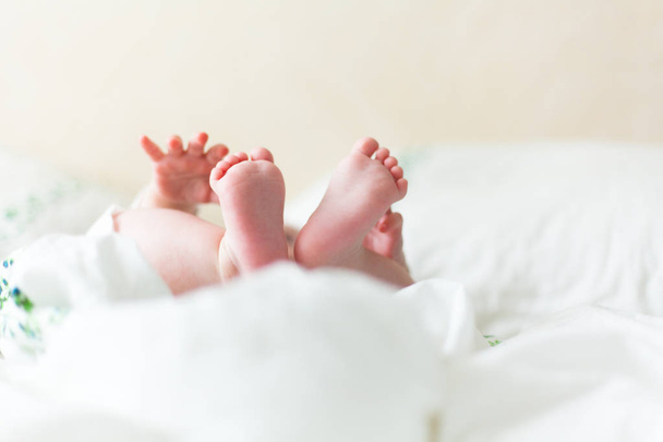 Bebe beyaz yatakta - Fotoğraf, Görsel