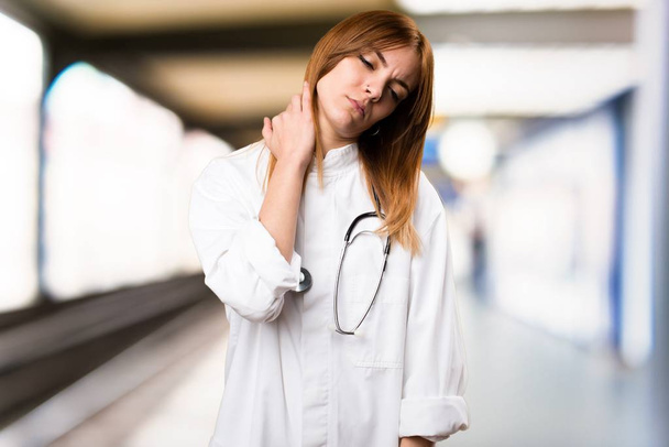 Young doctor woman with neck pain in the hospital - Fotoğraf, Görsel