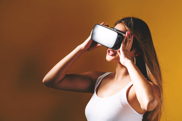 Young woman using virtual reality headset - Foto, Imagem