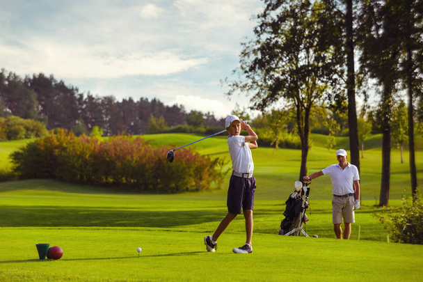 Jungen üben Golf - Foto, Bild
