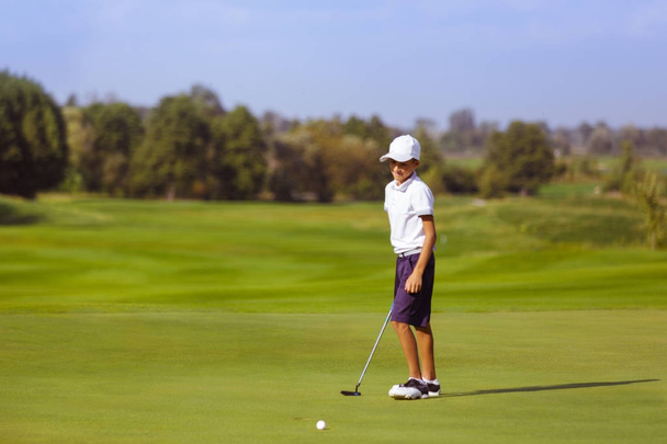 αγόρι που παίζει γκολφ - Φωτογραφία, εικόνα