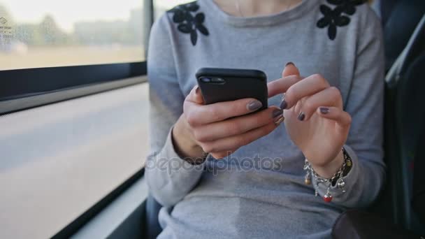 Μια νεαρή κυρία Χρησιμοποιώντας ένα Smartphone στο λεωφορείο - Πλάνα, βίντεο
