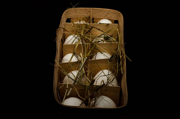 huevos de pollo sobre un fondo negro - Foto, Imagen