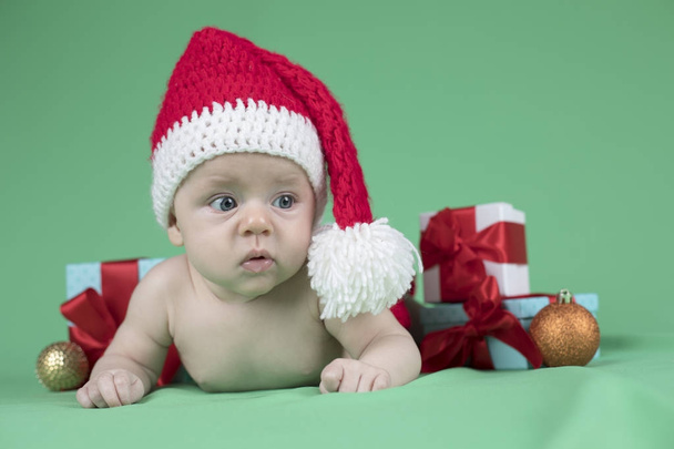 Bambino in cappello di Natale
 - Foto, immagini