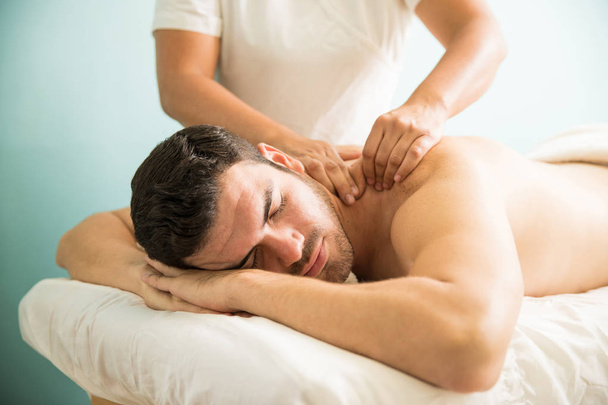 Diepe weefsel massage in een spa - Foto, afbeelding