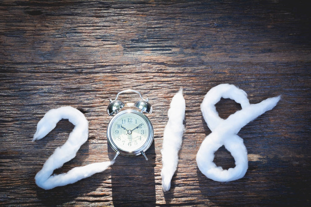 2018 С Новым годом номера с хлопком и будильником на деревянном фоне
 - Фото, изображение
