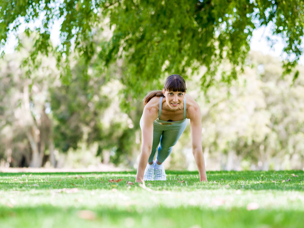jovem mulher se exercitando no parque - Foto, Imagem
