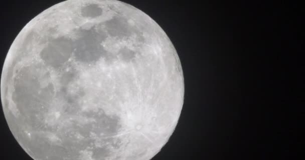 Skrajny zbliżenie prawdziwy księżyc na nocnym niebie - Materiał filmowy, wideo