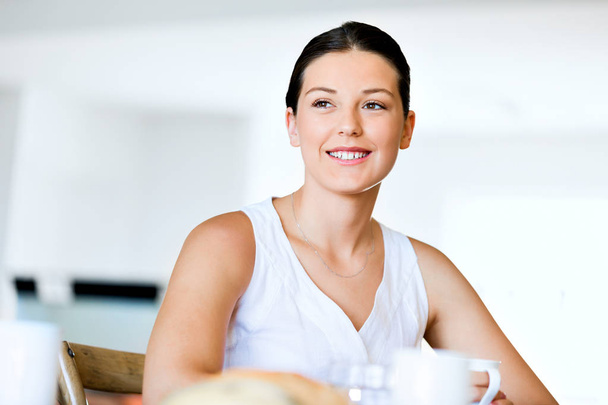 Joyeux jeune femme avec une tasse de thé ou de café à la maison
 - Photo, image