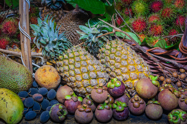Thai hedelmät puutarhassa tuoda turisteja syömään
. - Valokuva, kuva