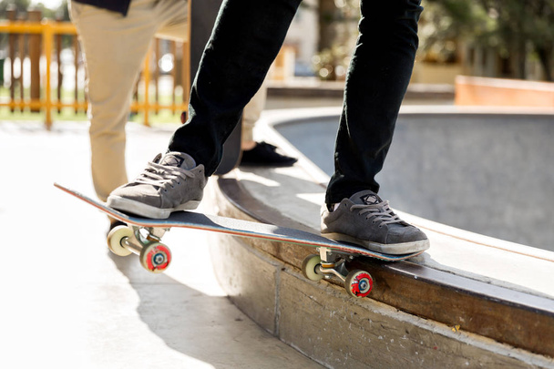 Teenage boy skateboarding outdoors - Foto, Imagen