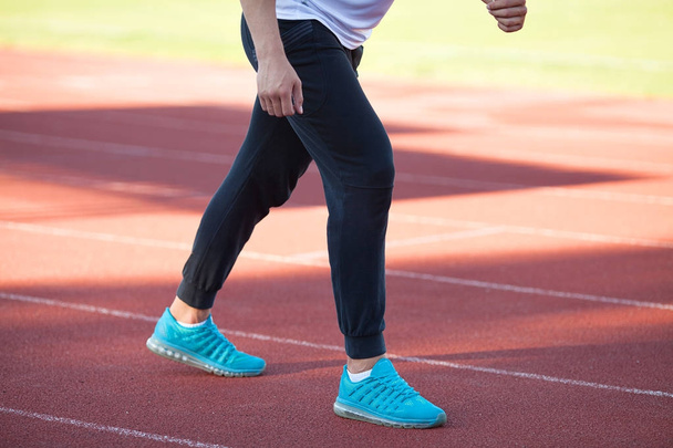Lekkoatleta biegacz stóp uruchomiona na drodze zbliżenie na buty. Człowiek fitness jogging treningu odnowy koncepcji. Człowiek runner nogi i buty w akcji na drodze - Zdjęcie, obraz