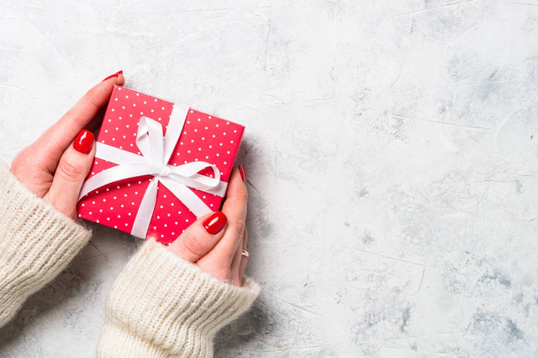 Mujer embalaje caja de regalo de Navidad roja
.  - Foto, Imagen
