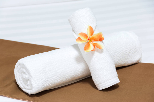 toallas de baño en la cama
  - Foto, Imagen
