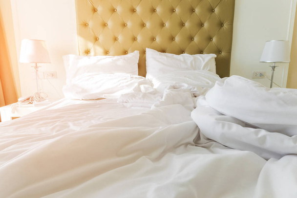 sheet.messed άστρωτο κρεβάτι μέχρι το πρωί στο δωμάτιο κρεβατιών - Φωτογραφία, εικόνα