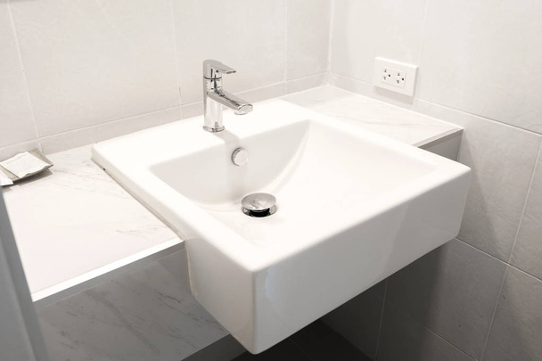 Lavatório branco do banheiro Sink.Washstand.Bathroom com dissipador
 - Foto, Imagem