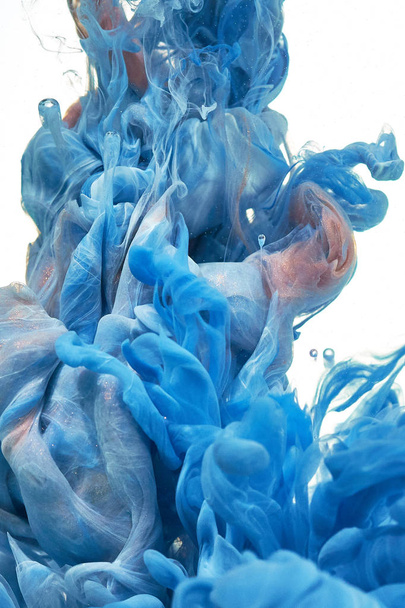 inchiostro nell'acqua. Una spruzzata di vernice blu. Sfondo astratto
 - Foto, immagini