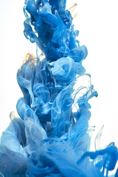 tinta en el agua. Una pizca de pintura azul. Fondo abstracto
 - Foto, imagen