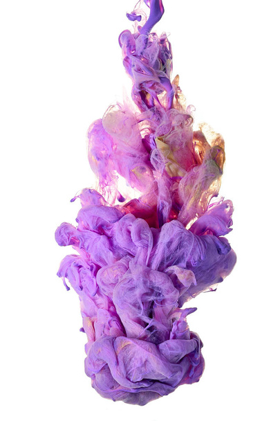 inkt in het water. Een splash van paarse verf. Abstracte achtergrond - Foto, afbeelding