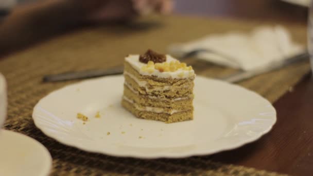 Woman cut out slice from cake in cafe. Cutting piece of cake with fork - Imágenes, Vídeo
