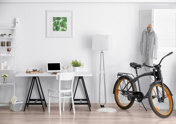 Μοντέρνο δωμάτιο εσωτερικό με ποδήλατο και στο χώρο εργασίας - Φωτογραφία, εικόνα