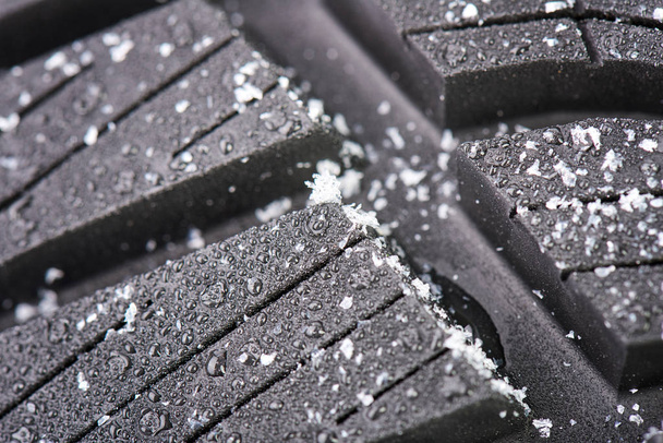 Novo pneu de inverno coberto de neve
 - Foto, Imagem