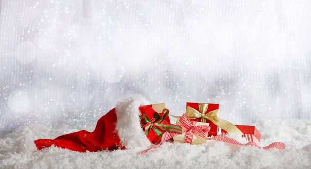 Noel karlı bokeh arka plan üzerinde kırmızı Noel hediye kutuları - Fotoğraf, Görsel