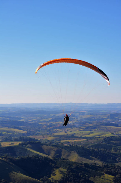 Gleitschirmfliegen in den Bergen von Minas Gerais, Brasilien - Foto, Bild