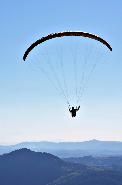 Політ на параплані в горах Мінас Gerais, Бразилія - Фото, зображення