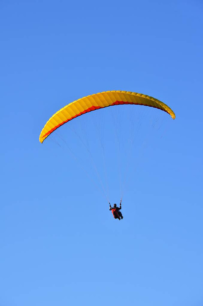 Paragliden in de bergen van Minas Gerais, Brazilië - Foto, afbeelding