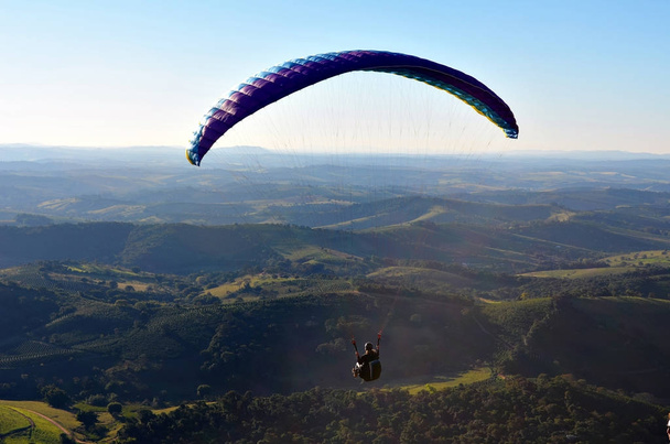 Paragliding in the mountains of Minas Gerais, Brazil - Foto, imagen