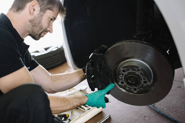 mechanical in its workshop which replaced brake discs - Foto, afbeelding