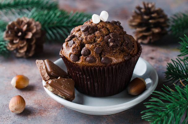 Chocolate muffin and branches fir. Christmas time. - Φωτογραφία, εικόνα