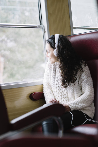Teen osobní poslech hudby na cestách vlakem - Fotografie, Obrázek