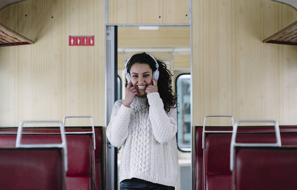 Teen yolcu bir tren seyahat müzik dinlemek - Fotoğraf, Görsel