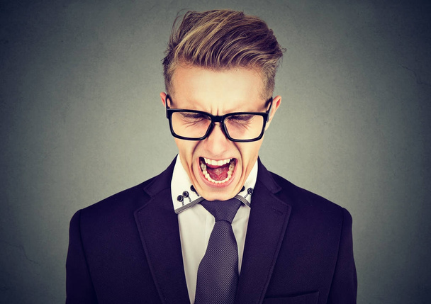 Retrato de um homem com raiva em óculos gritando
 - Foto, Imagem