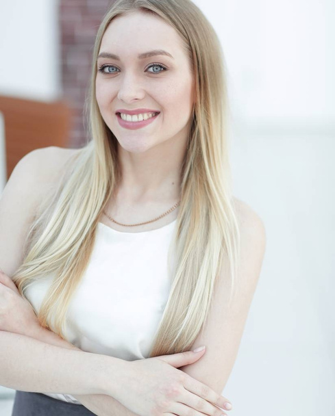 close-up portrait of a young woman on a blurred office background. - Foto, Imagen