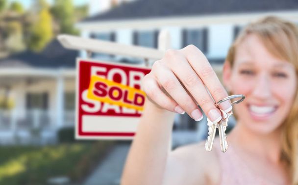 Podekscytowana kobieta gospodarstwa dom klucze i sprzedany na sprzedaż nieruchomości S - Zdjęcie, obraz
