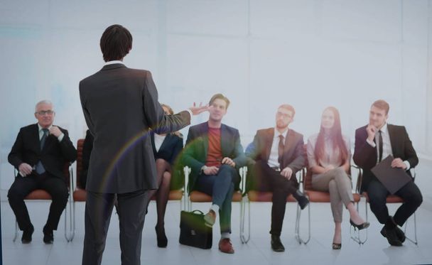 Figyelmesen hallgatja a főnök egy üzleti találkozón alkalmazottak - Fotó, kép