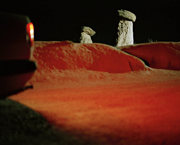 Piros autó fény megváltoztatja a színét, a homok Urgup Cappadocia, Törökország - Fotó, kép